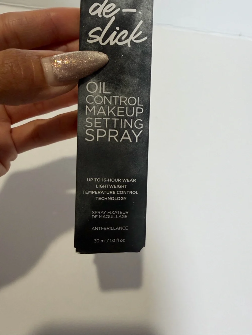 Urban Decay De-Slick Oil Control Makeup Setting Spray in a 30 ml / 1.0 fl oz